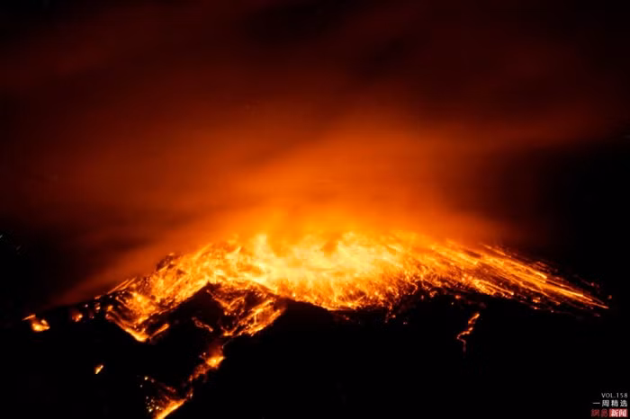 Ảnh chụp núi lửa Tungurahua ngày 20/12 khi nó tiếp tục phun trào dữ dội khiến nhiều người dân quanh vùng phải sơ tán để tránh khói bụi và dòng nham thạch nóng bỏng