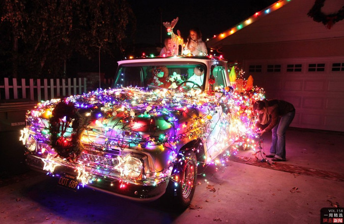 Ngày 9 tháng 12, một gia đình trang trí chiếc xe đón Noel tại Los Angeles, Mỹ Ngày 9 tháng 12, một gia đình trang trí chiếc xe đón Noel tại Los Angeles, Mỹ