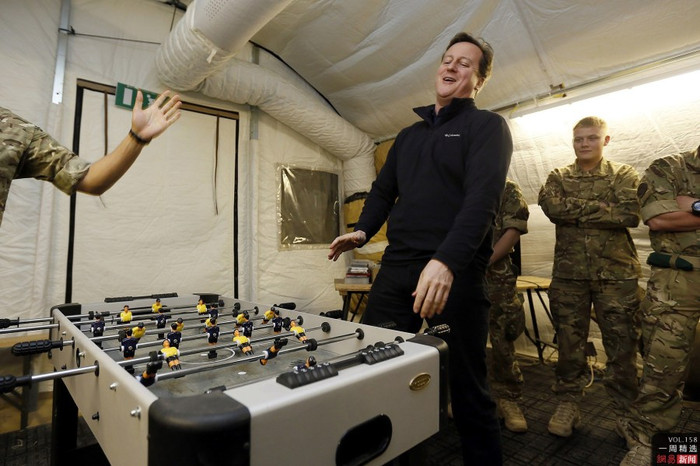 Ngày 20 tháng 12 tại một doanh trại quân Anh đóng ở tỉnh Helmand, Afghanistan, Thủ tướng Anh David Cameron chơi trò chơi đá bóng với một số lính Anh đóng tại Afghanistan. Ngày 20 tháng 12 tại một doanh trại quân Anh đóng ở tỉnh Helmand, Afghanistan, Thủ tướng Anh David Cameron chơi trò chơi đá bóng với một số lính Anh đóng tại Afghanistan.
