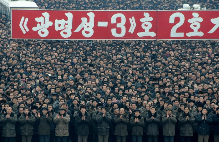 Hàng ngàn người dân Bình Nhưỡng cũng có mặt, hàng ngũ chỉnh tề Hàng ngàn người dân Bình Nhưỡng cũng có mặt, hàng ngũ chỉnh tề