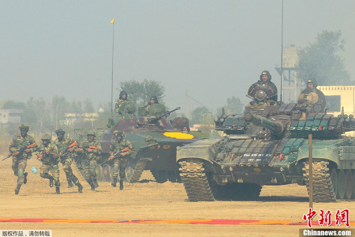 Kết hợp triển lãm vũ khí, biểu diễn chiến thuật Kết hợp triển lãm vũ khí, biểu diễn chiến thuật