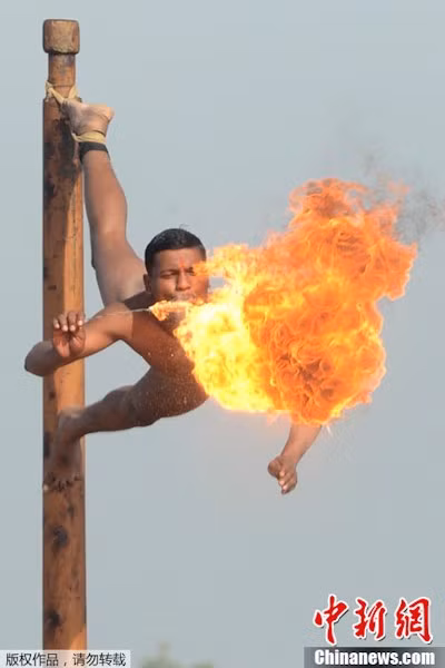 Múa cột kết hợp phun lửa