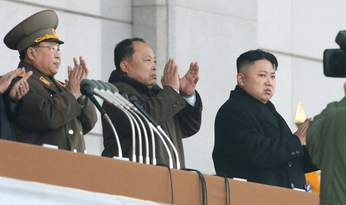 Vị trí của "người lạ mặt" trước đây thường là Choe Ryong-hae, nhưng hiện tại đã bị thay thế