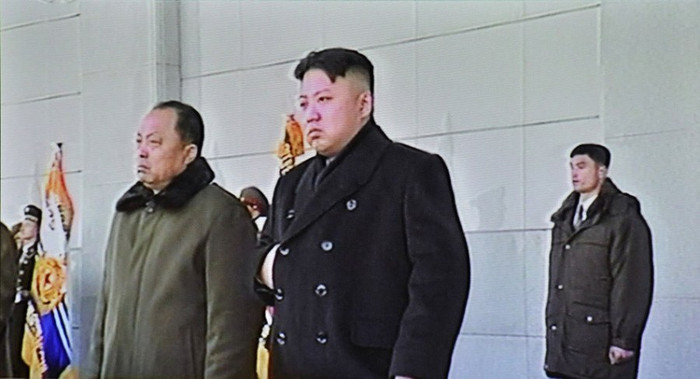 Đứng cạnh nhà lãnh đạo