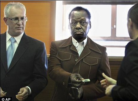 Chú Tổng thống Mỹ Barack Obama (giữa) Chú Tổng thống Mỹ Barack Obama (giữa)