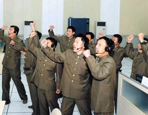 Các chuyên gia tên lửa Bắc Triều Tiên reo mừng khi Unha-3 được phóng thành công