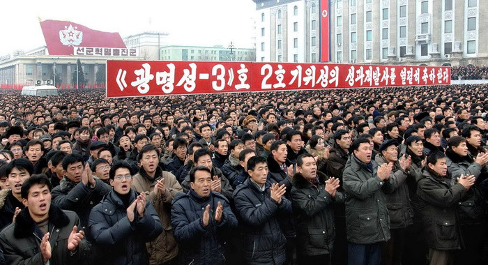 Hàng vạn người vỗ tay reo hò với những vẻ mặt khác nhau Hàng vạn người vỗ tay reo hò với những vẻ mặt khác nhau