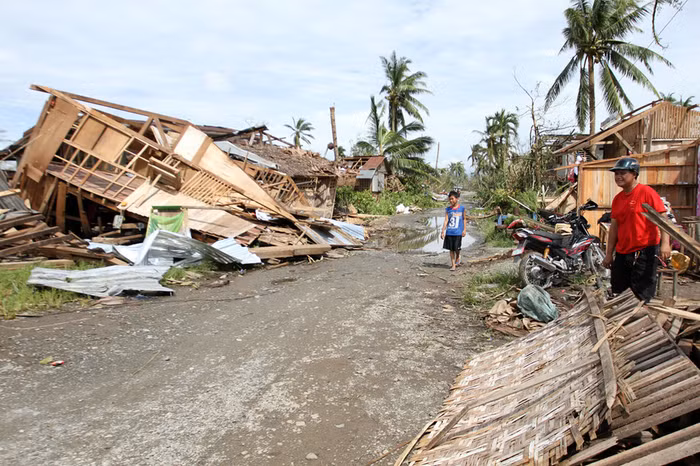 Những ngôi nhà hoặc sập hoặc tốc mái