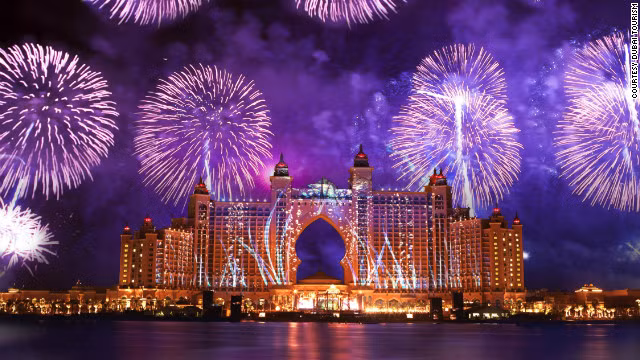 Tòa nhà Burj Khalifa ở Dubai trong màn bắn pháo hoa rực rỡ