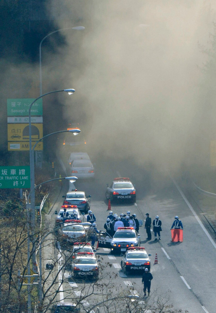 Vụ sập hầm, cháy xe tạo ra cột khói cao 2 km, đừng từ Tokyo cũng có thể nhìn thấy Vụ sập hầm, cháy xe tạo ra cột khói cao 2 km, đừng từ Tokyo cũng có thể nhìn thấy