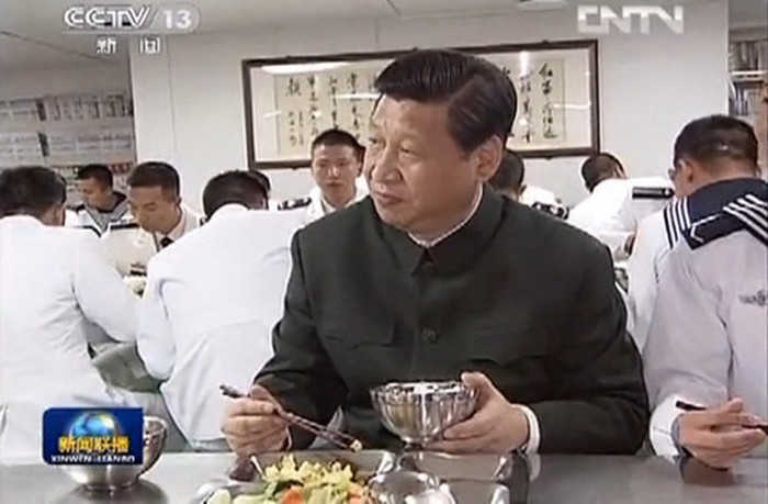 Vừa ăn vừa nói chuyện với lính Vừa ăn vừa nói chuyện với lính