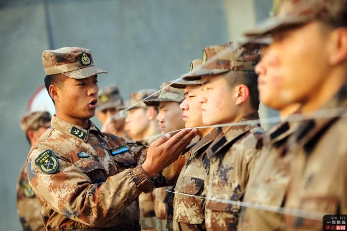 Một trung đội trưởng cảnh sát vũ trang Tế Nam căng dây chỉnh đốn tác phong tân binh sáng 11/12