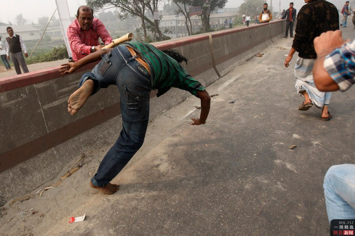 Một người biểu tình thuộc phe đối lập ở Dhaka, Bangladesh bị đánh hôm 9/12 Một người biểu tình thuộc phe đối lập ở Dhaka, Bangladesh bị đánh hôm 9/12