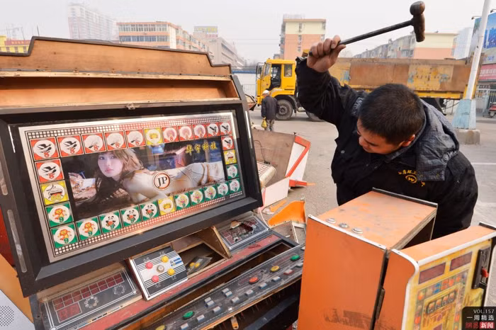 Ngày 12/12, cảnh sát thành phố Thái Nguyên thủ phủ tỉnh Sơn Tây, Trung Quốc hủy 335 chiếc máy chơi xèng, một hình thức cờ bạc ở Trung Quốc