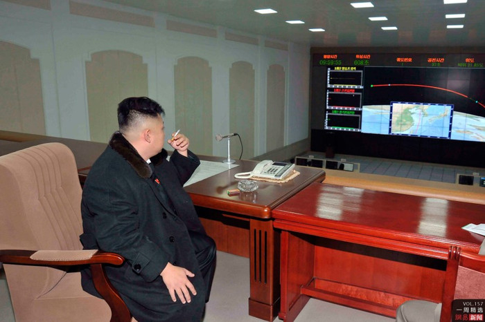 Kim Jong-un vừa hút thuốc vừa theo dõi vụ phóng tên lửa Unha-3 sáng 12/12 qua màn hình Kim Jong-un vừa hút thuốc vừa theo dõi vụ phóng tên lửa Unha-3 sáng 12/12 qua màn hình