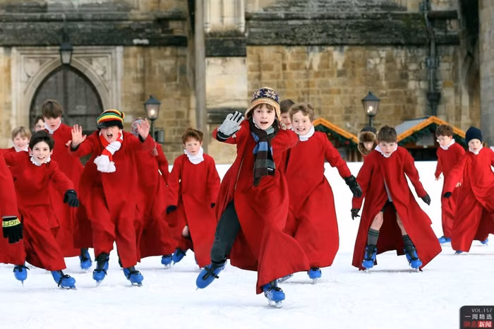 Ngày 11/12, các em nhỏ trong dàn đồng ca nhà thờ Winchester, Anh chơi trượt tuyết