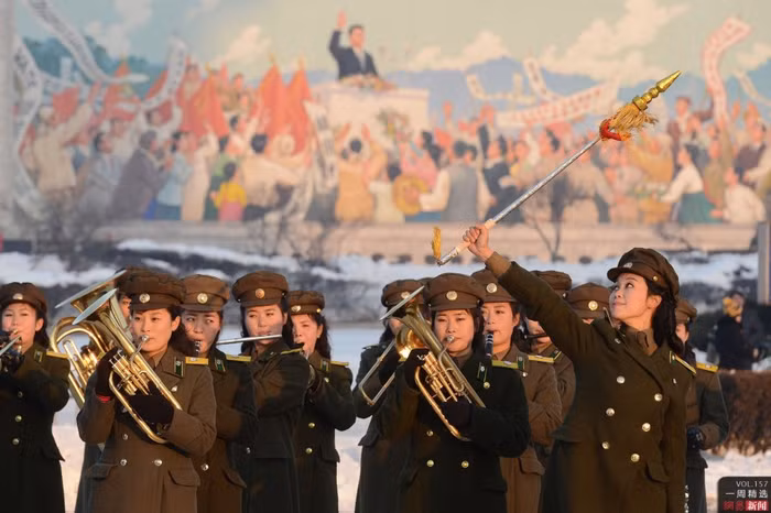 Chiều tối 12/12 tại quảng trường Khải hoàn môn Bình Nhưỡng, đội nữ quân nhạc Bắc Triều Tiên biểu diễn chào mừng sự kiện Bình Nhưỡng phóng thành công tên lửa Unha-3