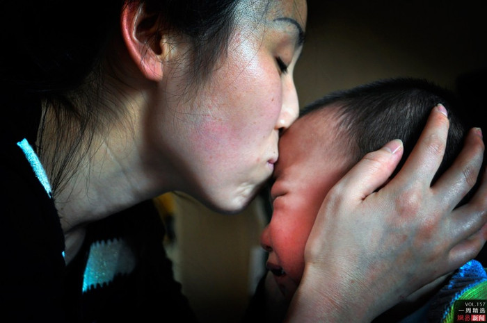 Lý Duyệt, một phụ nữ Thiểm Tây, Trung Quốc sung sướng ôm hôn đứa con thất lạc sau 1 năm đã tìm lại được. Ảnh chụp sáng 8/12 Lý Duyệt, một phụ nữ Thiểm Tây, Trung Quốc sung sướng ôm hôn đứa con thất lạc sau 1 năm đã tìm lại được. Ảnh chụp sáng 8/12