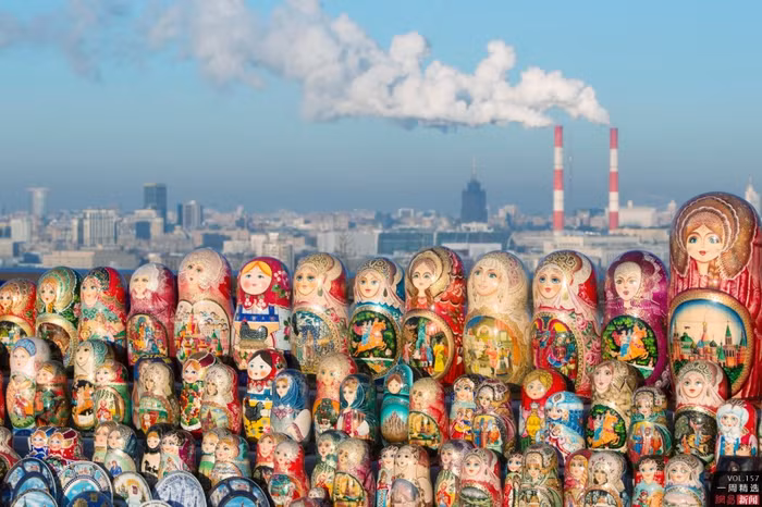 Matryoshkas, một loại búp bê truyền thống của Nga được bày bán trong một quầy lưu niệm dành cho khách du lịch