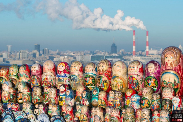 Matryoshkas, một loại búp bê truyền thống của Nga được bày bán trong một quầy lưu niệm dành cho khách du lịch Matryoshkas, một loại búp bê truyền thống của Nga được bày bán trong một quầy lưu niệm dành cho khách du lịch