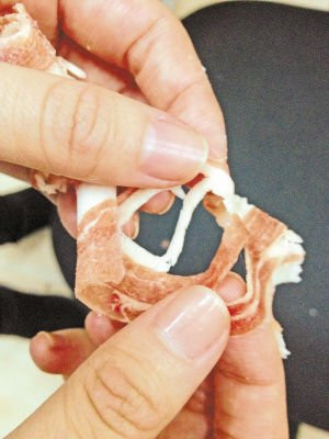 Miếng thịt cừu cuộn thật khi xé không có tình trạng phần mỡ bị co dãn đàn hồi thành lưới như mạng nhện, khi nhúng lẩu không bị rời, bở Miếng thịt cừu cuộn thật khi xé không có tình trạng phần mỡ bị co dãn đàn hồi thành lưới như mạng nhện, khi nhúng lẩu không bị rời, bở