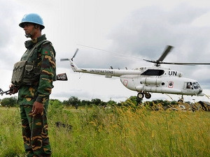 Một nhân viên gìn giữ hòa bình của LHQ ở Nam Sudan bên cạnh chiếc trực thăng. (Nguồn: UNMISS) Một nhân viên gìn giữ hòa bình của LHQ ở Nam Sudan bên cạnh chiếc trực thăng. (Nguồn: UNMISS)