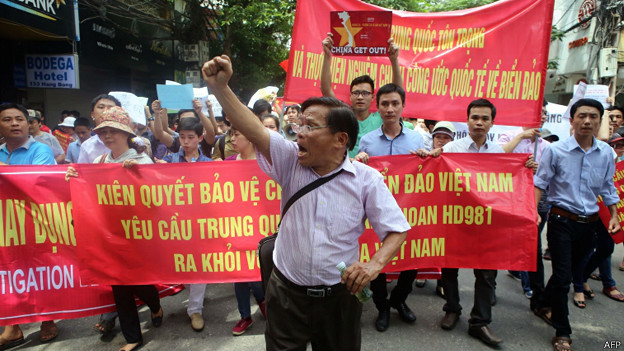 Tuần hành chống Trung Quốc bành trướng Biển Đông, xâm phạm chủ quyền của Việt Nam.