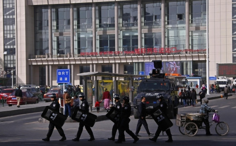Cảnh sát chống khủng bố tuần tra dày đặc tại nhà ga Urumqi sau khi xảy ra vụ tấn công khủng bố đúng lúc ông Tập Cận Bình vừa rời khỏi Tân Cương. Cảnh sát chống khủng bố tuần tra dày đặc tại nhà ga Urumqi sau khi xảy ra vụ tấn công khủng bố đúng lúc ông Tập Cận Bình vừa rời khỏi Tân Cương.