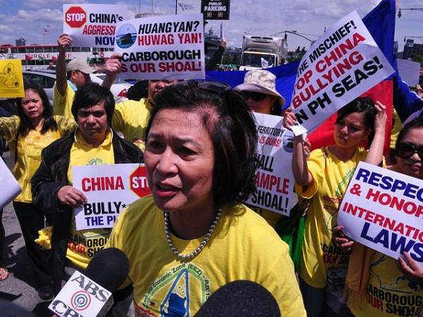 Bà Loida Lewis dẫn đầu một đoàn người Philippines biểu tình phản đối Trung Quốc gây hấn trên Biển Đông trong cuộc khủng hoảng Scarborough năm 2012. Bà Loida Lewis dẫn đầu một đoàn người Philippines biểu tình phản đối Trung Quốc gây hấn trên Biển Đông trong cuộc khủng hoảng Scarborough năm 2012.