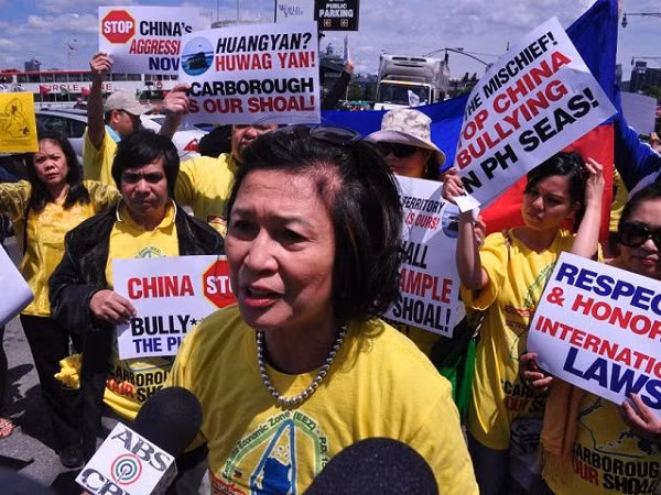 Bà Loida Lewis dẫn đầu một đoàn người Philippines biểu tình phản đối Trung Quốc gây hấn trên Biển Đông trong cuộc khủng hoảng Scarborough năm 2012.