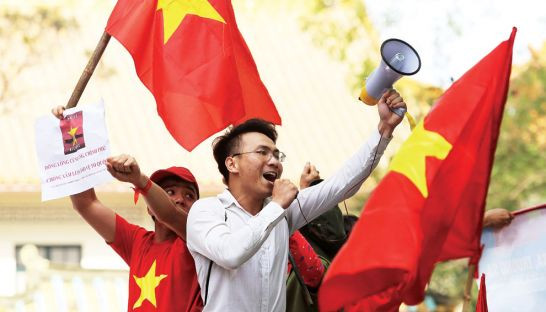 Người dân Việt Nam tuần hành phản đối nhà cầm quyền Trung Quốc kéo giàn khoan HD 981 vào hạ đặt bất hợp pháp trong vùng đặc quyền kinh tế, thềm lục địa của Việt Nam. Người dân Việt Nam tuần hành phản đối nhà cầm quyền Trung Quốc kéo giàn khoan HD 981 vào hạ đặt bất hợp pháp trong vùng đặc quyền kinh tế, thềm lục địa của Việt Nam.