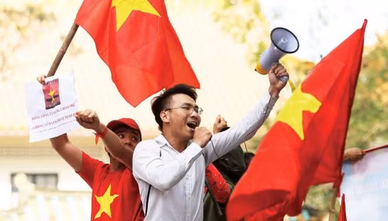 Người dân Việt Nam tuần hành phản đối nhà cầm quyền Trung Quốc kéo giàn khoan HD 981 vào hạ đặt bất hợp pháp trong vùng đặc quyền kinh tế, thềm lục địa của Việt Nam.