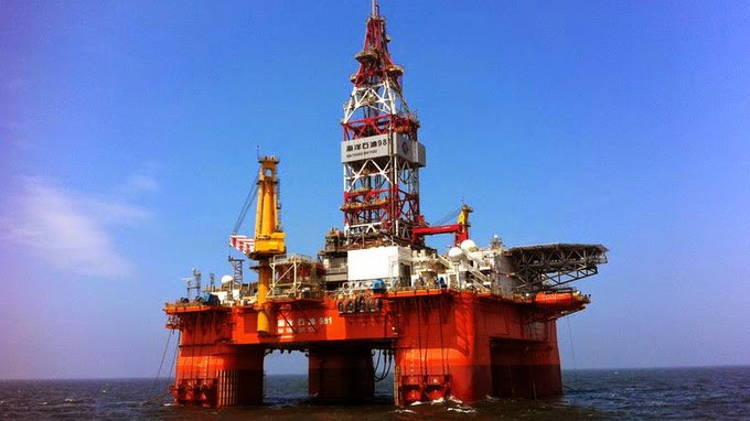 Giàn khoan HD 981 của Trung Quốc được giới chức Bắc Kinh xem như "lãnh thổ quốc gia di động" đang nhăm nhe cắm chân xuống vùng đặc quyền kinh tế, thềm lục địa của Việt Nam nhưng vấp phải sự ngăn cản quyết liệt của các lực lượng chức năng Việt Nam.