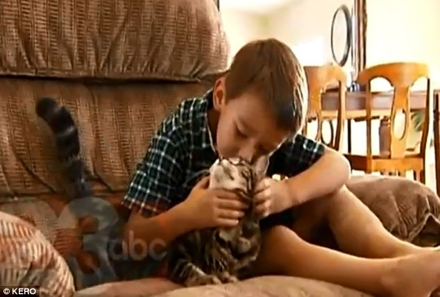 Jeremy với "người hùng" Tara của mình. Jeremy với "người hùng" Tara của mình.