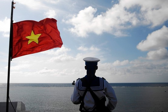Tiến sĩ Gordon G. Chang nhận định, chỉ có Việt Nam mới chặn được tham vọng bành trướng lãnh thổ của Trung Quốc trên Biển Đông. Việt Nam chưa từng biết khuất phục trước đối thủ nào. Tiến sĩ Gordon G. Chang nhận định, chỉ có Việt Nam mới chặn được tham vọng bành trướng lãnh thổ của Trung Quốc trên Biển Đông. Việt Nam chưa từng biết khuất phục trước đối thủ nào.