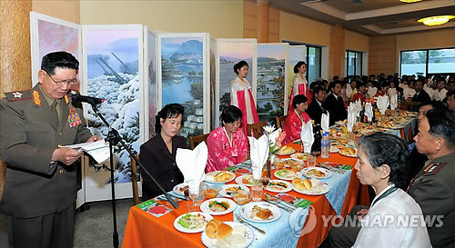 Hwang Pyong-so gặp gỡ các công nhân trong ngày Quốc tế lao động 1/5 với tư cách Chủ nhiệm Tổng cục Chính trị.