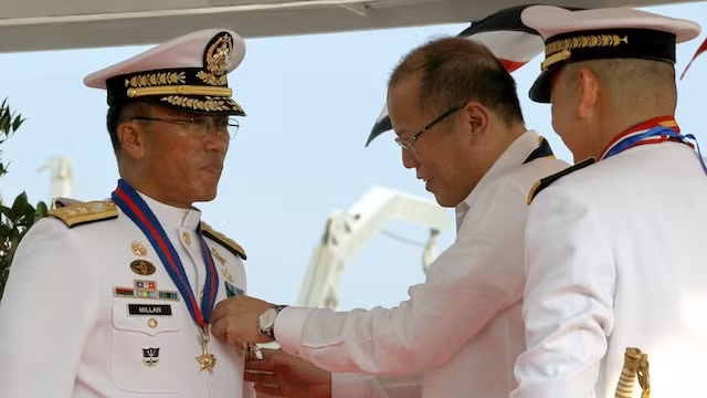 Tổng thống Aquino trao phù hiệu Tư lệnh Hải quân Philippines cho Chuẩn Đô đốc Jesus Millan