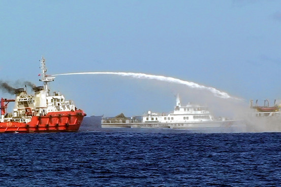 "Hạm đội" tàu Trung Quốc lên tới 80 chiếc được trang bị đầy đủ vũ khí, đã dùng pháo nước công suất lớn ngăn cản các tàu Cảnh sát biển và Kiểm ngư Việt Nam thực thi pháp luật, ngăn chặn giàn khoan HD 981 cắm chân xuống vùng đặc quyền kinh tế, thềm lục địa của Việt Nam, một động thái vi phạm nghiêm trọng luật pháp quốc tế, khiêu khích gây căng thẳng trên Biển Đông. "Hạm đội" tàu Trung Quốc lên tới 80 chiếc được trang bị đầy đủ vũ khí, đã dùng pháo nước công suất lớn ngăn cản các tàu Cảnh sát biển và Kiểm ngư Việt Nam thực thi pháp luật, ngăn chặn giàn khoan HD 981 cắm chân xuống vùng đặc quyền kinh tế, thềm lục địa của Việt Nam, một động thái vi phạm nghiêm trọng luật pháp quốc tế, khiêu khích gây căng thẳng trên Biển Đông.