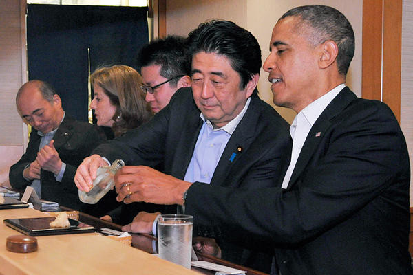 Thủ tướng Nhật Bản Shinzo Abe và Tổng thống Obama "uống rượu bàn quốc sự" sau khi ông chủ Nhà Trắng tuyên bố dõng dạc, Mỹ sẽ bảo vệ Senkaku. Thủ tướng Nhật Bản Shinzo Abe và Tổng thống Obama "uống rượu bàn quốc sự" sau khi ông chủ Nhà Trắng tuyên bố dõng dạc, Mỹ sẽ bảo vệ Senkaku.