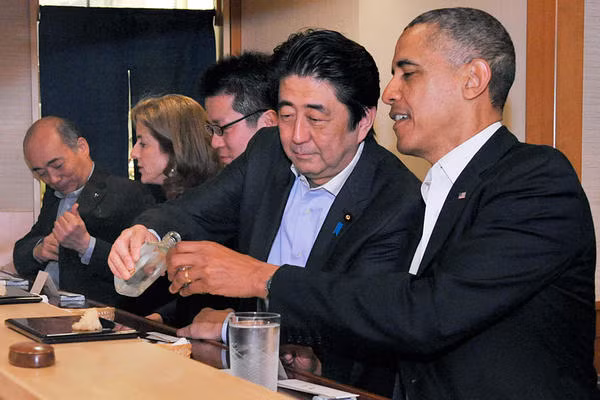 Thủ tướng Nhật Bản Shinzo Abe và Tổng thống Obama "uống rượu bàn quốc sự" sau khi ông chủ Nhà Trắng tuyên bố dõng dạc, Mỹ sẽ bảo vệ Senkaku.