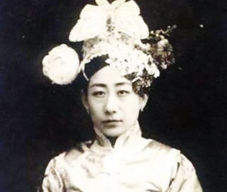 Ái Tân Giác La Hiển Kỳ, còn có tên là Kim Mặc Ngọc, Cách Cách cuối cùng của triều đại nhà Thanh khi còn trẻ. Ái Tân Giác La Hiển Kỳ, còn có tên là Kim Mặc Ngọc, Cách Cách cuối cùng của triều đại nhà Thanh khi còn trẻ.