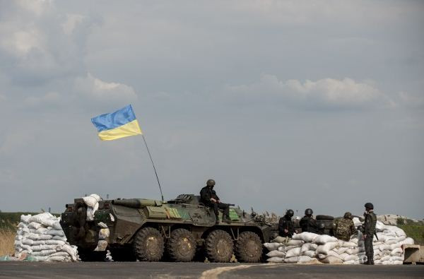 Xe tăng quân chính phủ Ukraine án ngữ cửa ngõ ra vào Slaviansk hôm qua. Xe tăng quân chính phủ Ukraine án ngữ cửa ngõ ra vào Slaviansk hôm qua.