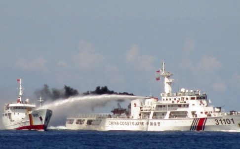 Tàu Trung Quốc liều lĩnh bắn vòi rồng công suất lớn ngăn cản tàu công vụ Việt Nam thực hiện nhiệm vụ ngăn chặn giàn khoan HD 981 cắm chân xuống vùng đặc quyền kinh tế, thềm lục địa của Việt Nam. Tàu Trung Quốc liều lĩnh bắn vòi rồng công suất lớn ngăn cản tàu công vụ Việt Nam thực hiện nhiệm vụ ngăn chặn giàn khoan HD 981 cắm chân xuống vùng đặc quyền kinh tế, thềm lục địa của Việt Nam.