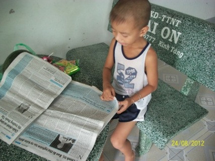 Từ một cậu bé nói không sõi, Phát bỗng đọc sách báo vanh vách. Từ một cậu bé nói không sõi, Phát bỗng đọc sách báo vanh vách.