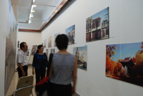 Góc phố cổ, Nhà hát Lớn hay chợ Đồng Xuân và hình ảnh ông đồ viết chữ của một Hà Nội xưa bỗng hiện lên đầy cảm xúc qua những bức ảnh theo kỹ thuật 3D hiện đại. >>Rớt nước mắt vì học sinh phải quỳ đất trong lễ khai giảng >>Chùm ảnh: Nữ sinh đẹp rạng ngời ngày khai trường >>Những thầy cô là hotgirl, hotboy nổi đình nổi đám >>Nước mắt người mẹ có con thi đậu Học viện Tài chính Góc phố cổ, Nhà hát Lớn hay chợ Đồng Xuân và hình ảnh ông đồ viết chữ của một Hà Nội xưa bỗng hiện lên đầy cảm xúc qua những bức ảnh theo kỹ thuật 3D hiện đại. >>Rớt nước mắt vì học sinh phải quỳ đất trong lễ khai giảng >>Chùm ảnh: Nữ sinh đẹp rạng ngời ngày khai trường >>Những thầy cô là hotgirl, hotboy nổi đình nổi đám >>Nước mắt người mẹ có con thi đậu Học viện Tài chính