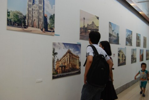 Điều đáng chú ý, thay vì những bức hình quen thuộc thường thấy trên mạng, một Hà Nội cổ xưa được dựng bởi kỹ thuật 3D hiện đại. Chính điều này đã thu hút bạn trẻ chiêm ngưỡng và chụp ảnh lưu niệm. >>Rớt nước mắt vì học sinh phải quỳ đất trong lễ khai giảng >>Chùm ảnh: Nữ sinh đẹp rạng ngời ngày khai trường >>Những thầy cô là hotgirl, hotboy nổi đình nổi đám >>Nước mắt người mẹ có con thi đậu Học viện Tài chính Điều đáng chú ý, thay vì những bức hình quen thuộc thường thấy trên mạng, một Hà Nội cổ xưa được dựng bởi kỹ thuật 3D hiện đại. Chính điều này đã thu hút bạn trẻ chiêm ngưỡng và chụp ảnh lưu niệm. >>Rớt nước mắt vì học sinh phải quỳ đất trong lễ khai giảng >>Chùm ảnh: Nữ sinh đẹp rạng ngời ngày khai trường >>Những thầy cô là hotgirl, hotboy nổi đình nổi đám >>Nước mắt người mẹ có con thi đậu Học viện Tài chính