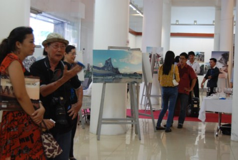 Triển lãm của giới trẻ nhưng đã thu hút được đông đảo người lớn tuổi tới tham dự >>Rớt nước mắt vì học sinh phải quỳ đất trong lễ khai giảng >>Chùm ảnh: Nữ sinh đẹp rạng ngời ngày khai trường >>Những thầy cô là hotgirl, hotboy nổi đình nổi đám >>Nước mắt người mẹ có con thi đậu Học viện Tài chính Triển lãm của giới trẻ nhưng đã thu hút được đông đảo người lớn tuổi tới tham dự >>Rớt nước mắt vì học sinh phải quỳ đất trong lễ khai giảng >>Chùm ảnh: Nữ sinh đẹp rạng ngời ngày khai trường >>Những thầy cô là hotgirl, hotboy nổi đình nổi đám >>Nước mắt người mẹ có con thi đậu Học viện Tài chính