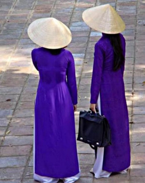 Năm 1922, trường Gia Long (ngôi trường lâu đời thứ hai ở Sài Gòn, được xây dựng từ năm 1913) đã chọn áo dài tím làm đồng phục nữ sinh. Theo các thầy cô trong trường, áo dài thể hiện sự đoan trang, khiêm nhường, kín đáo của người thiếu nữ. Vì vậy, trường còn có tên gọi khác là trường Áo Tím. Sau này, chiếc áo dài tím đồng phục chuyển thành áo dài trắng với hình bông mai vàng trên ngực áo và trường cũng đổi tên thành Trường Nguyễn Thị Minh Khai như ngày nay. >> CHÙM ẢNH: NỮ SINH ĐẸP RẠNG NGỜI NGÀY KHAI GIẢNG >> NHỮNG VĨ NHÂN CỨNG ĐẦU, PHẢN KHÁNG LÀM THAY ĐỔI THẾ GIỚI Năm 1922, trường Gia Long (ngôi trường lâu đời thứ hai ở Sài Gòn, được xây dựng từ năm 1913) đã chọn áo dài tím làm đồng phục nữ sinh. Theo các thầy cô trong trường, áo dài thể hiện sự đoan trang, khiêm nhường, kín đáo của người thiếu nữ. Vì vậy, trường còn có tên gọi khác là trường Áo Tím. Sau này, chiếc áo dài tím đồng phục chuyển thành áo dài trắng với hình bông mai vàng trên ngực áo và trường cũng đổi tên thành Trường Nguyễn Thị Minh Khai như ngày nay. >> CHÙM ẢNH: NỮ SINH ĐẸP RẠNG NGỜI NGÀY KHAI GIẢNG >> NHỮNG VĨ NHÂN CỨNG ĐẦU, PHẢN KHÁNG LÀM THAY ĐỔI THẾ GIỚI