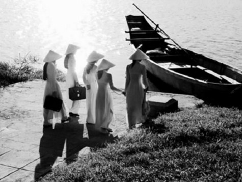 Cảnh những nữ sinh Trường Đồng Khánh ở Huế tới trường bằng đò trong chiếc áo dài. Vào thời điểm đó, áo dài trắng cùng chiếc nón Bài thơ là hình ảnh đặc trưng của những nữ sinh ở Huế. >> CHÙM ẢNH: NỮ SINH ĐẸP RẠNG NGỜI NGÀY KHAI GIẢNG >> NHỮNG VĨ NHÂN CỨNG ĐẦU, PHẢN KHÁNG LÀM THAY ĐỔI THẾ GIỚI Cảnh những nữ sinh Trường Đồng Khánh ở Huế tới trường bằng đò trong chiếc áo dài. Vào thời điểm đó, áo dài trắng cùng chiếc nón Bài thơ là hình ảnh đặc trưng của những nữ sinh ở Huế. >> CHÙM ẢNH: NỮ SINH ĐẸP RẠNG NGỜI NGÀY KHAI GIẢNG >> NHỮNG VĨ NHÂN CỨNG ĐẦU, PHẢN KHÁNG LÀM THAY ĐỔI THẾ GIỚI