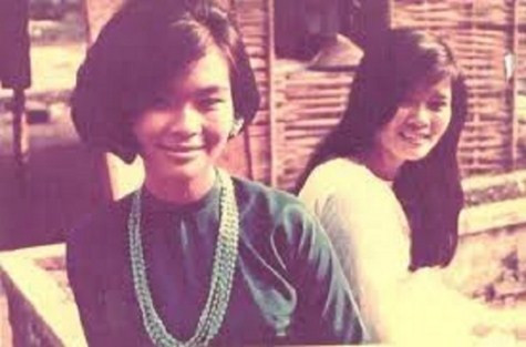 Hiệu trưởng Đàm Thị Ngọc Thơ cùng các cô giáo Trường PTTH Hồ Thị Kỷ là những người có công lớn trong việc vận động, thuyết phục cho các nữ sinh mặc áo dài tới trường. Các cô đã giải thích những lợi ích của áo dài, kêu gọi mọi người ủng hộ, quyên góp tiền cho học sinh may áo dài… Niên khóa 1983-1984, chiếc áo dài một lần nữa trở thành đồng phục nữ sinh của Trường Hồ Thị Kỷ. Quyết định này đã gây ra xôn xao lớn trong dư luận lúc bấy giờ. >> CHÙM ẢNH: NỮ SINH ĐẸP RẠNG NGỜI NGÀY KHAI GIẢNG >> NHỮNG VĨ NHÂN CỨNG ĐẦU, PHẢN KHÁNG LÀM THAY ĐỔI THẾ GIỚI Hiệu trưởng Đàm Thị Ngọc Thơ cùng các cô giáo Trường PTTH Hồ Thị Kỷ là những người có công lớn trong việc vận động, thuyết phục cho các nữ sinh mặc áo dài tới trường. Các cô đã giải thích những lợi ích của áo dài, kêu gọi mọi người ủng hộ, quyên góp tiền cho học sinh may áo dài… Niên khóa 1983-1984, chiếc áo dài một lần nữa trở thành đồng phục nữ sinh của Trường Hồ Thị Kỷ. Quyết định này đã gây ra xôn xao lớn trong dư luận lúc bấy giờ. >> CHÙM ẢNH: NỮ SINH ĐẸP RẠNG NGỜI NGÀY KHAI GIẢNG >> NHỮNG VĨ NHÂN CỨNG ĐẦU, PHẢN KHÁNG LÀM THAY ĐỔI THẾ GIỚI